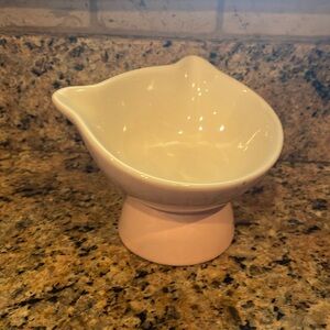 Cat shaped pet bowl